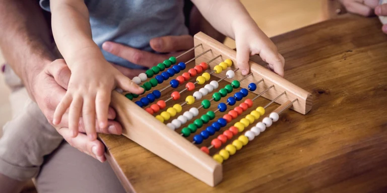 Un enfant joue avec une règle à calcul