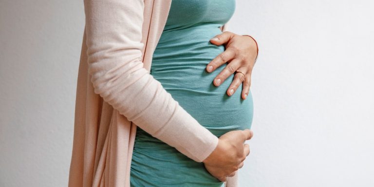 Pancia di una donna incinta fotografata di lato