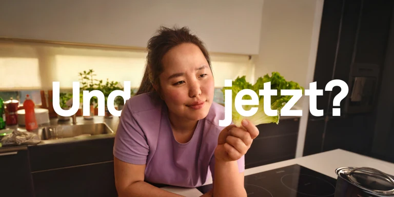 Schwangere Frau hält ein Ultraschall-Bild in der Hand