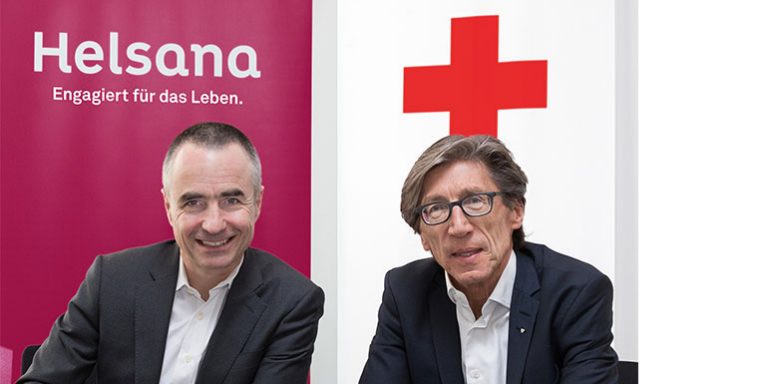 Daniel H. Schmutz, CEO Helsana-Gruppe, und Thomas Heiniger, Präsident Schweizerisches Rotes Kreuz, bei der Vertragsunterzeichnung.