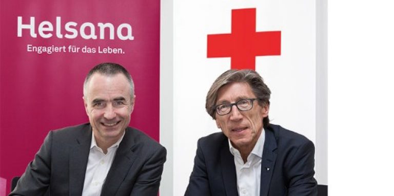 Daniel H. Schmutz, CEO Helsana-Gruppe, und Thomas Heiniger, Präsident Schweizerisches Rotes Kreuz, bei der Vertragsunterzeichnung.